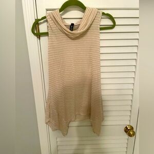 Sleeveless Design Lab top in white and beige. Sz small.